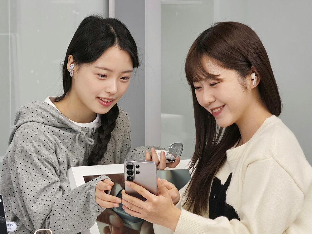 '갤럭시 버즈 커스텀 랩'에 마련된 청음 공간에서 '갤럭시 버즈4 시리즈'의 사운드를 체험하는 모습.