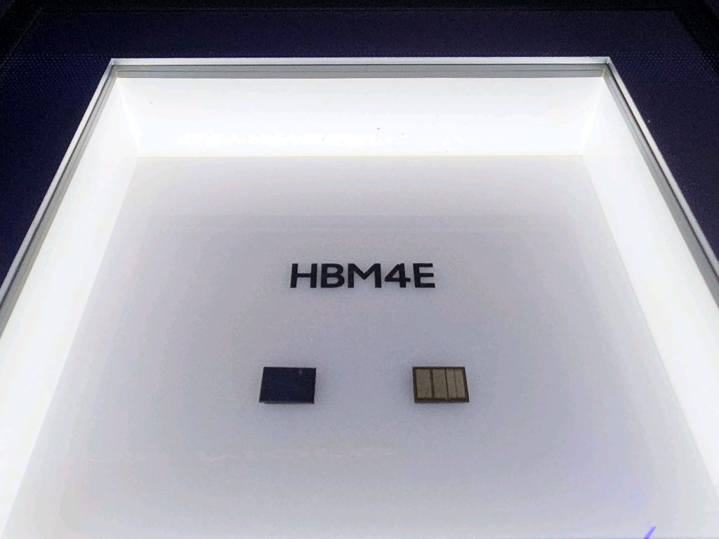 삼성전자 HBM4E 제품 전시 사진.