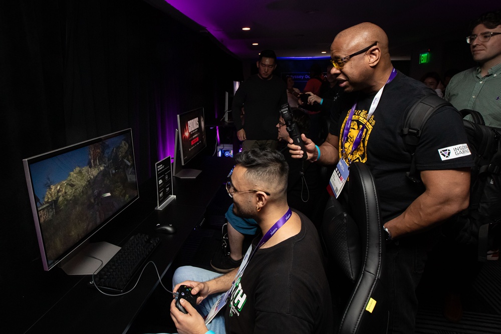 GDC 2026에 마련된 삼성전자 행사장에는 오디세이 3D가 전시되어 몰입도 높은 3D 게임 경험을 선사했다. 사진은 관람객들이 오디세이 3D로 '헬 이즈 어스'를 즐기는 모습.