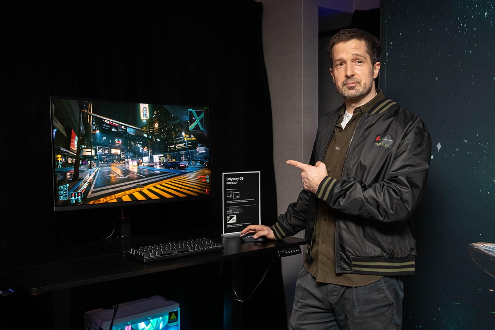 CD 프로젝트 레드의 글로벌 아트 디렉터 야쿱 크나픽(Jakub Knapik)이 오디세이 G8로 '사이버펑크 2077'를 시연하고 있다.