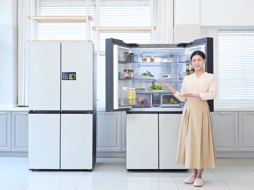 AI 기반의 고도화된 식재료 관리 기능을 제공하는 2026년형 '비스포크 AI 패밀리허브' 냉장고