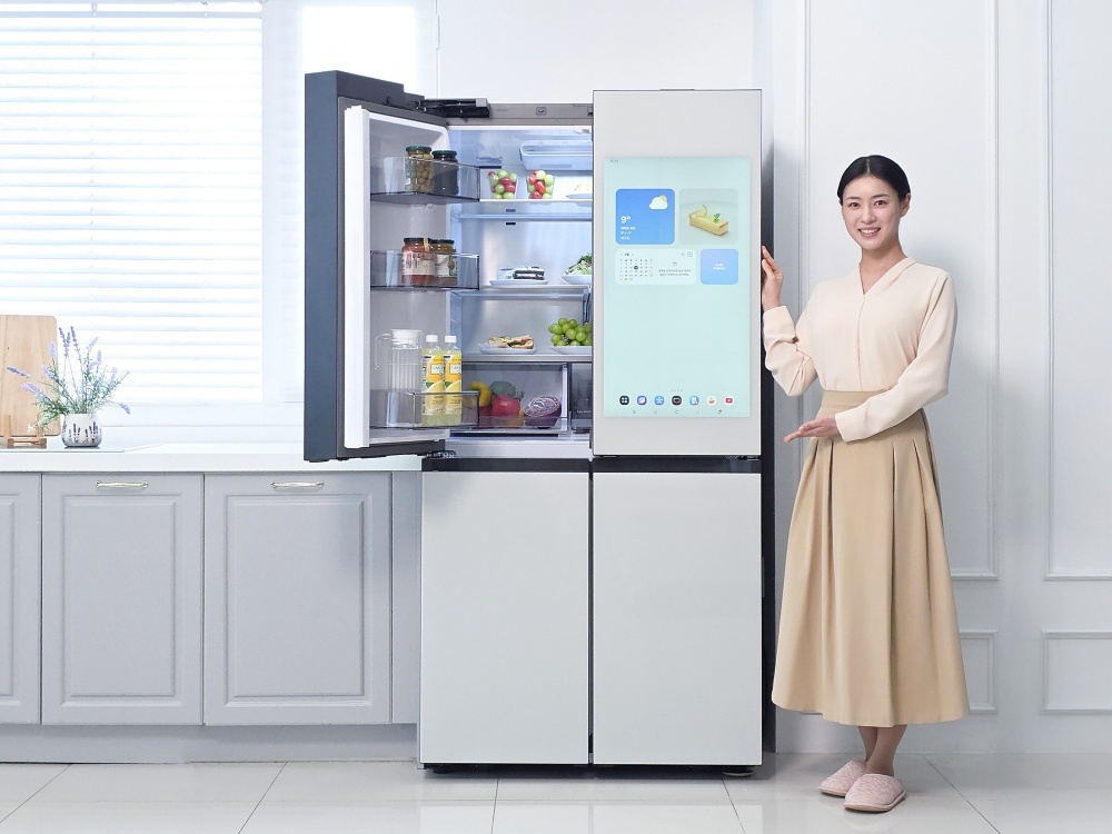 AI 기반의 고도화된 식재료 관리 기능을 제공하는 2026년형 '비스포크 AI 패밀리허브' 냉장고를 소개하고 있는 삼성전자 모델