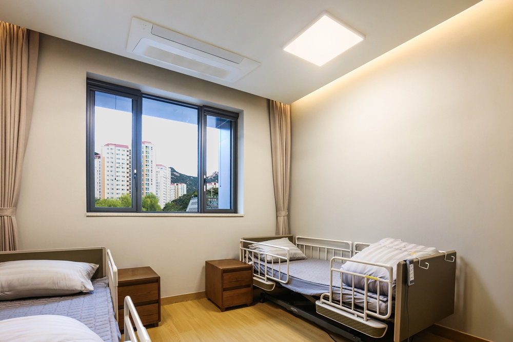 삼성전자 무풍 시스템에어컨이 설치된 KB골든라이프 은평빌리지 침실 전경.