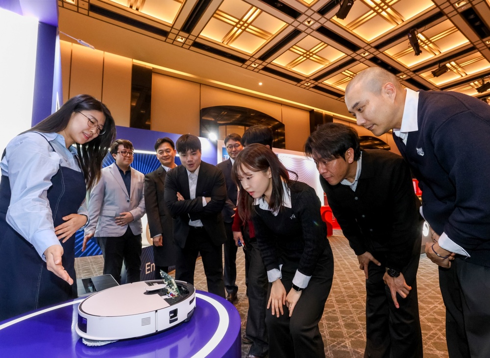 20일 그랜드 하얏트 서울 호텔에서 열린 주한미국상공회의소(AMCHAM, 암참) 연례행사에서 삼성전자 직원이 참석자들에게 2026년형 '비스포크 AI 스팀'의 특장점을 소개하고 있다 4.