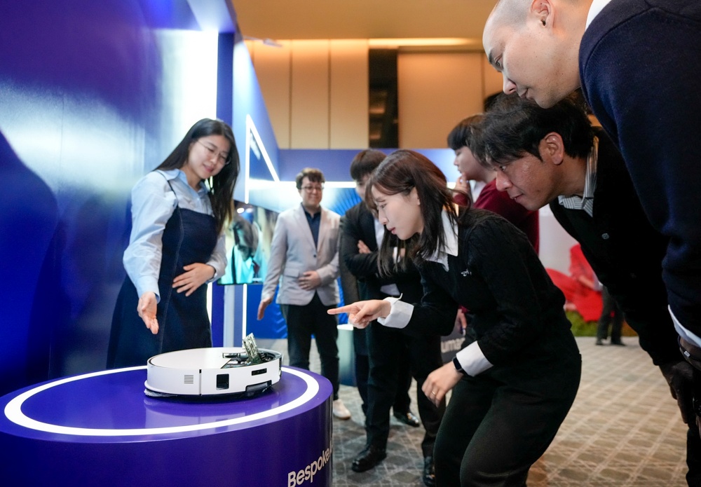 20일 그랜드 하얏트 서울 호텔에서 열린 주한미국상공회의소(AMCHAM, 암참) 연례행사에서 삼성전자 직원이 참석자들에게 2026년형 '비스포크 AI 스팀'의 특장점을 소개하고 있다 3.