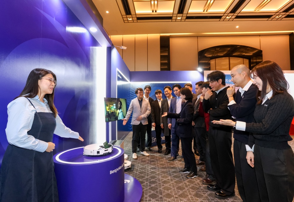 20일 그랜드 하얏트 서울 호텔에서 열린 주한미국상공회의소(AMCHAM, 암참) 연례행사에서 삼성전자 직원이 참석자들에게 2026년형 '비스포크 AI 스팀'의 특장점을 소개하고 있다 2.