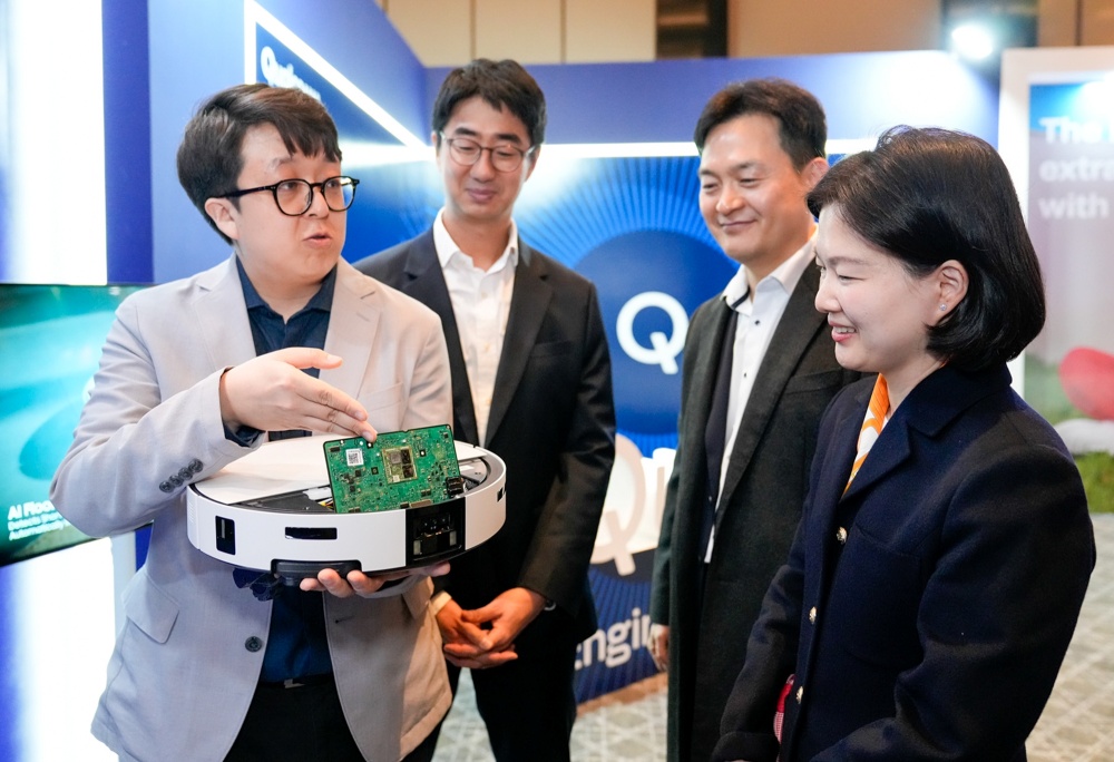 20일 그랜드 하얏트 서울 호텔에서 열린 주한미국상공회의소(AMCHAM, 암참) 연례행사에서 삼성전자 직원이 참석자들에게 2026년형 '비스포크 AI 스팀'의 특장점을 소개하고 있다.