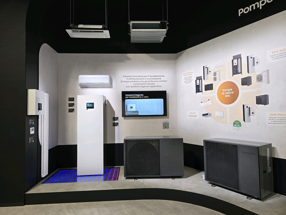 삼성전자가 24~27일 이탈리아 밀라노에서 열린 MCE(Mostra Convegno Expocomfort) 2026에 삼성부스를 마련했다. 'AI 무풍콤보 프로 벽걸이' 가정용 에어컨과 'EHS 올인원' 제품 이미지.