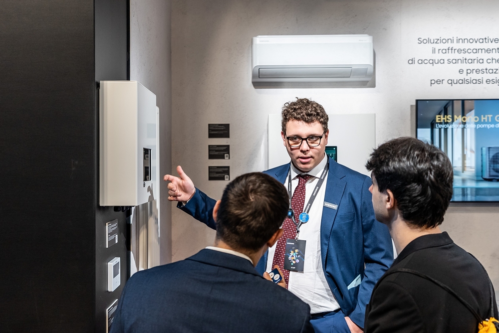 24~27일 이탈리아 밀라노에서 열린 MCE 2026에서 삼성전자 직원이 참석자들에게 수상 제품의 특장점을 소개하고 있다. EHS 캐스케이드 컨트롤러 이미지.