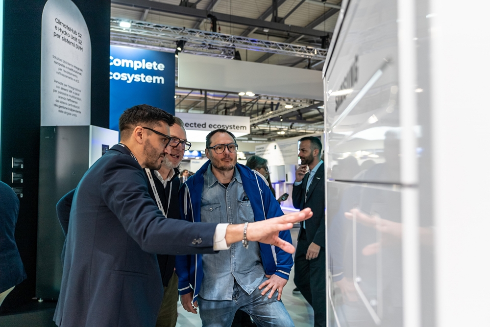 24~27일 이탈리아 밀라노에서 열린 MCE 2026에서 삼성전자 직원이 참석자들에게 수상 제품의 특장점을 소개하고 있다. DVM S2 R32 이미지.