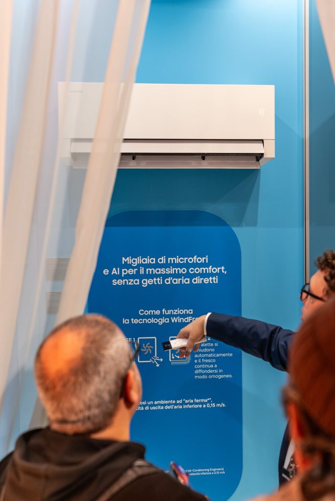 24~27일 이탈리아 밀라노에서 열린 MCE 2026에서 삼성전자 직원이 참석자들에게 수상 제품의 특장점을 소개하고 있다. 'AI 무풍콤보 프로 벽걸이' 가정용 에어컨 이미지.