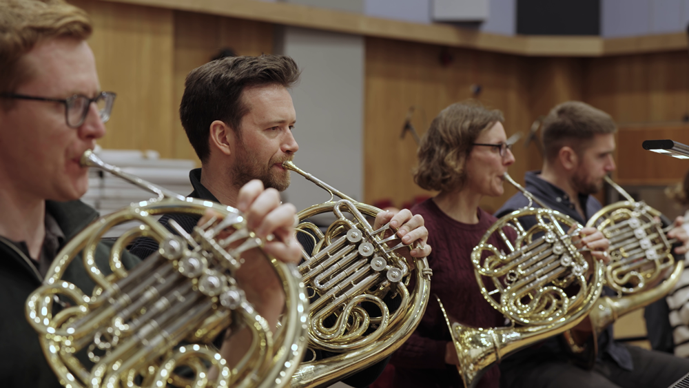 갤럭시 S26 시리즈에 탑재된 클래식 음악을 연주하고 있는 모습.