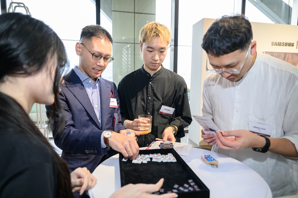 전시 작품에 영감을 받은 키링(keyring)을 제작 중인 관람객들.