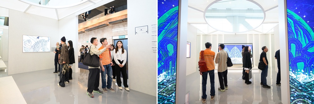 삼성 아트TV 라운지 방문객들이 삼성 아트TV를 통해 디지털 아트를 감상하고 있다.