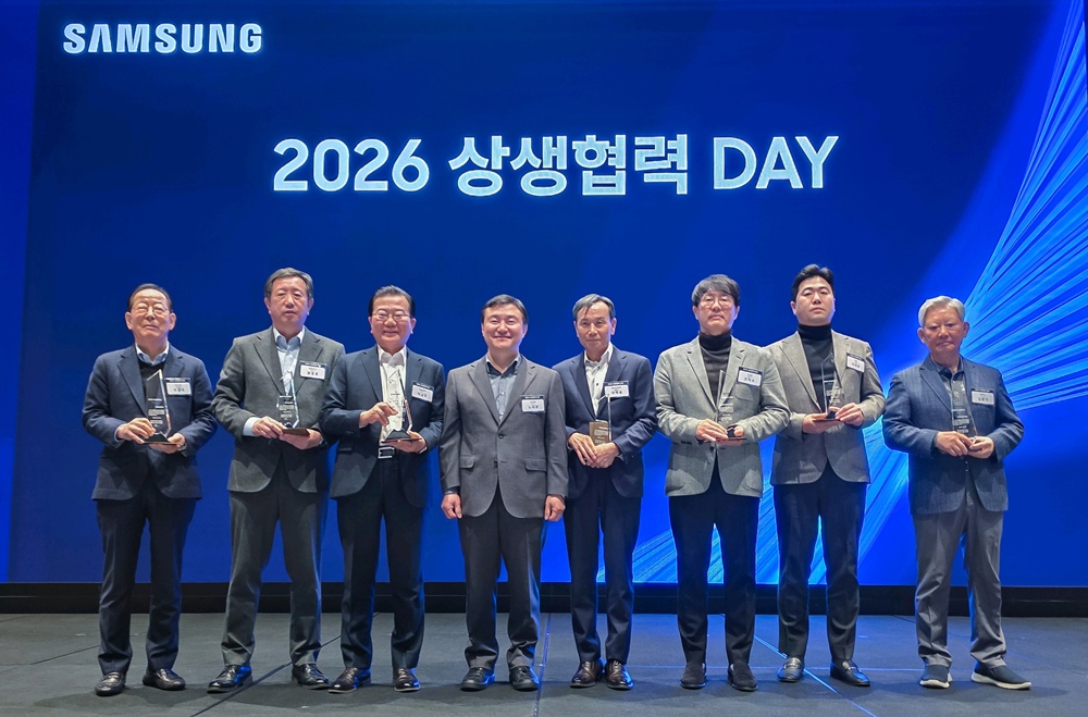 삼성전자 노태문 대표이사 사장(사진 왼쪽에서 네번째)과 우수 협력회사 대표들이 기념 촬영을 하고 있다.
