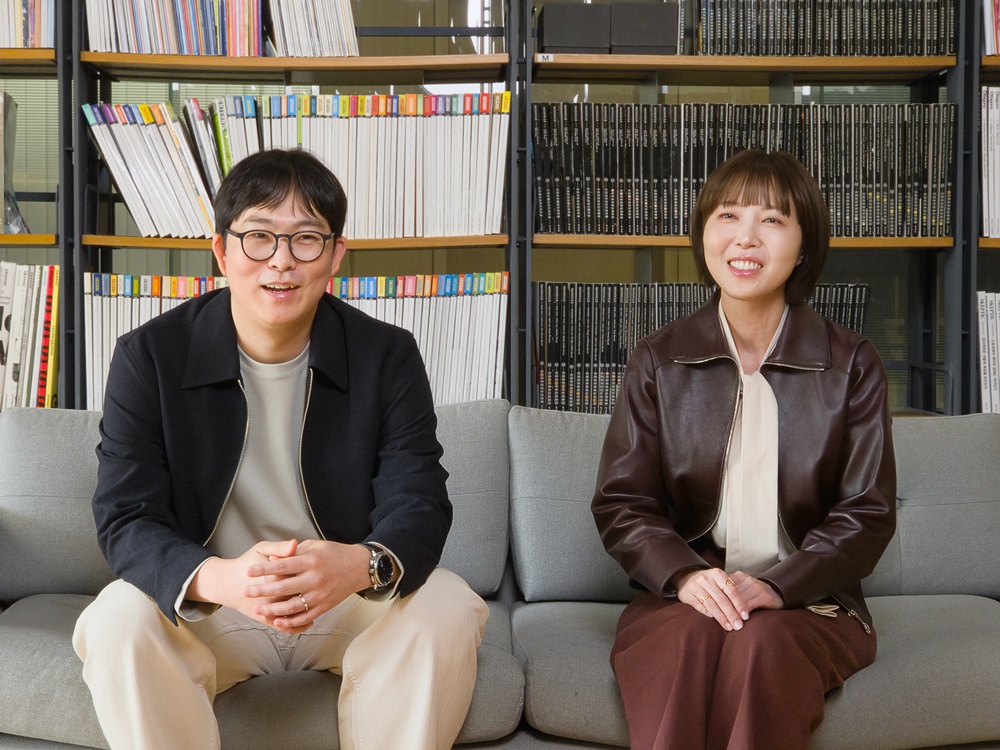 Dois integrantes da equipe entrevistada pela Samsung sobre o desenvolvimento do Spatial Signage