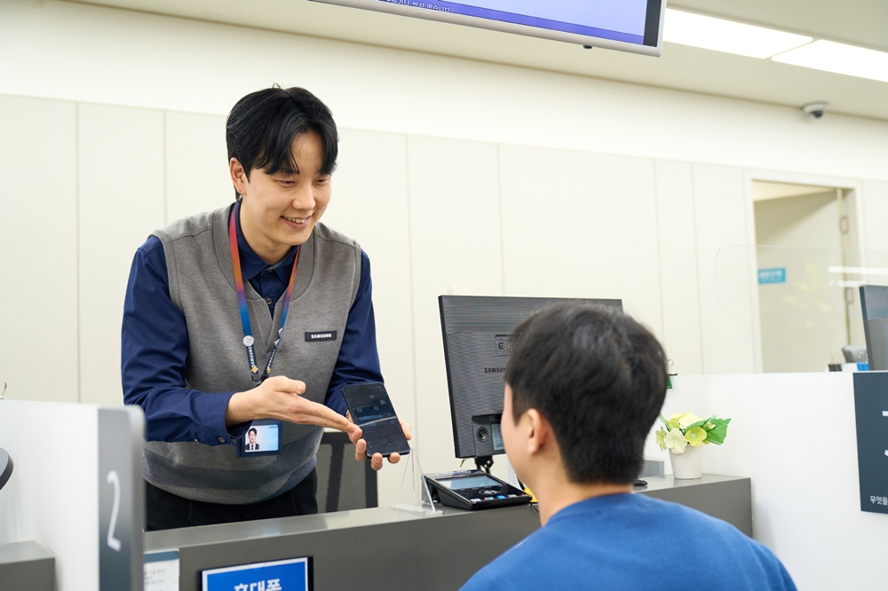 삼성전자서비스 엔지니어가 예약 서비스를 제공하고 있다.
