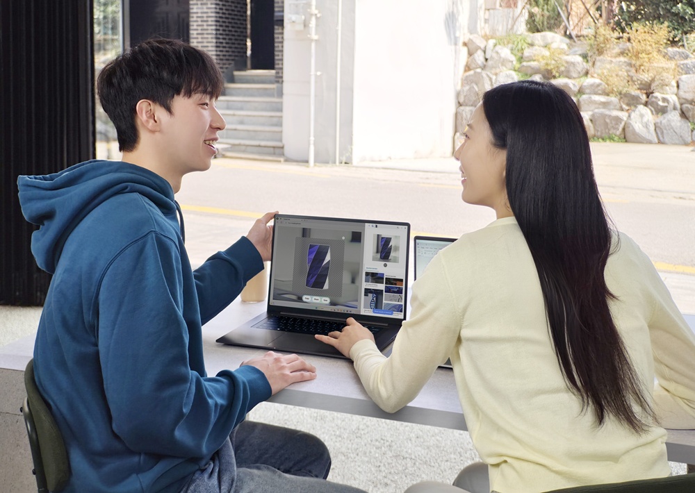 '갤럭시 북6'의 'AI 컷 아웃' 기능으로 이미지의 배경을 제거하는 모습.