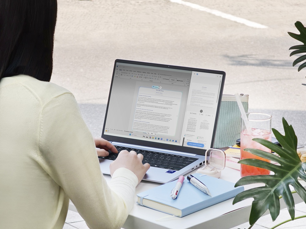 '갤럭시 북6'의 '실시간 번역' 기능으로 콘텐츠를 번역하는 모습.