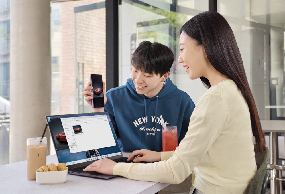 '갤럭시 북6'의 '저장공간 공유' 기능으로 스마트폰에 저장된 사진을 PC에서 확인하는 모습.
