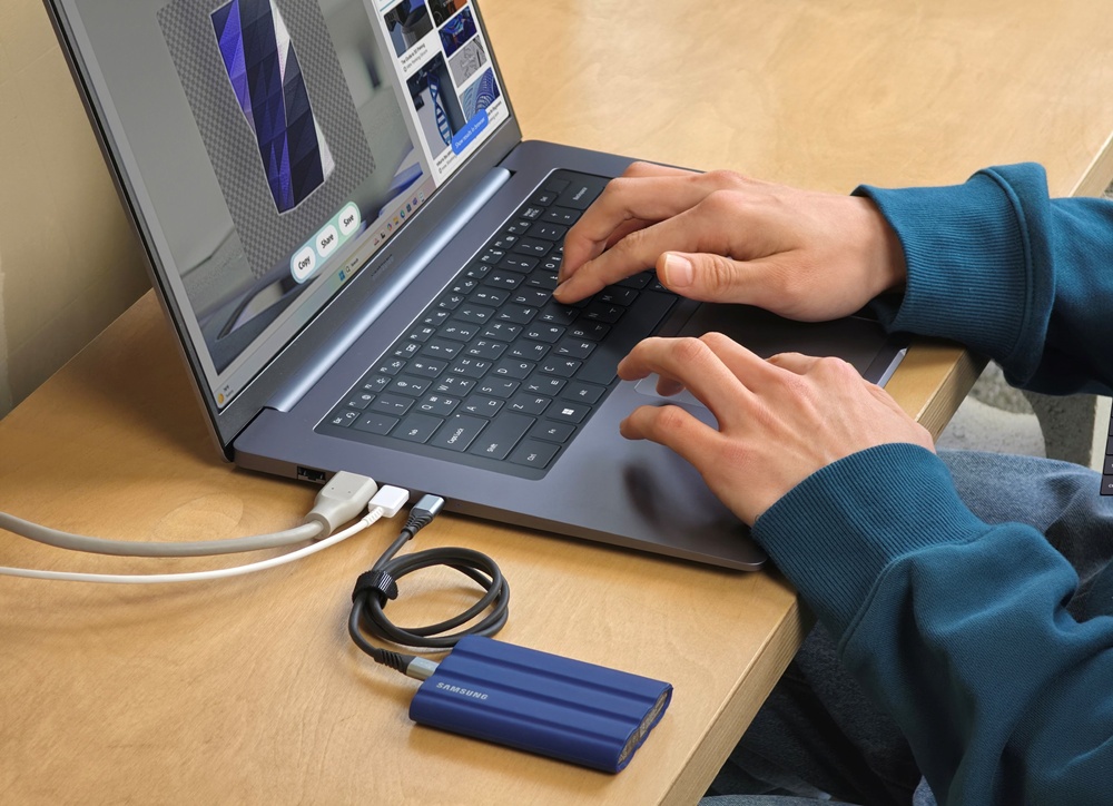 '갤럭시 북6'의 다양한 포트를 활용해 주변 기기를 연결하는 모습.
