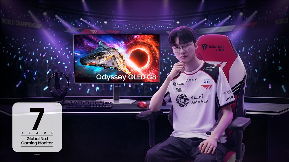 T1 선수단 소속 '페이커'가 7년 연속 글로벌 1위를 차지한 삼성전자 게이밍 모니터를 소개하고 있다.