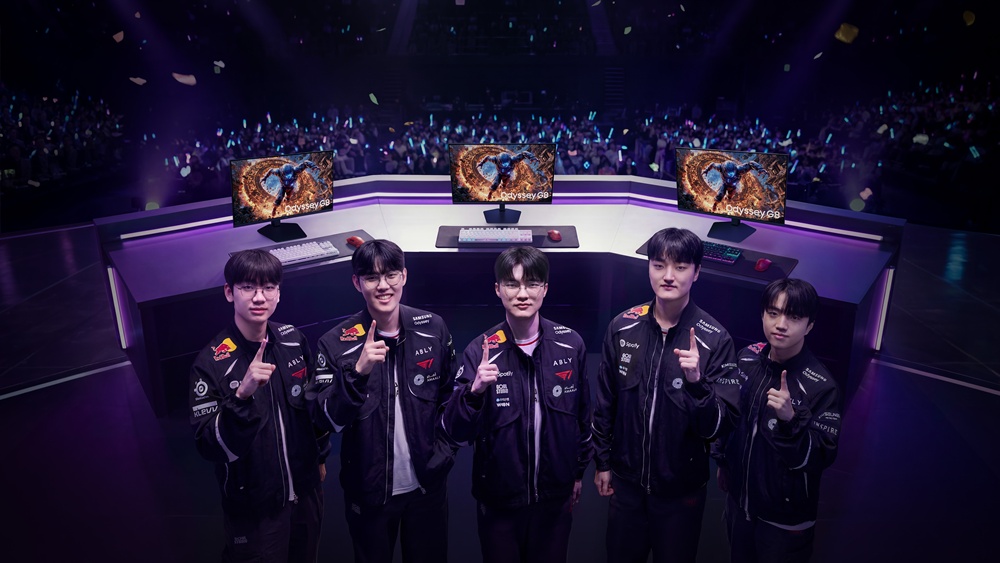 T1 선수들이 7년 연속 글로벌 1위를 차지한 삼성전자 게이밍 모니터를 소개하고 있다. (왼쪽부터) 도란, 오너, 페이커,페이즈, 케리아 .