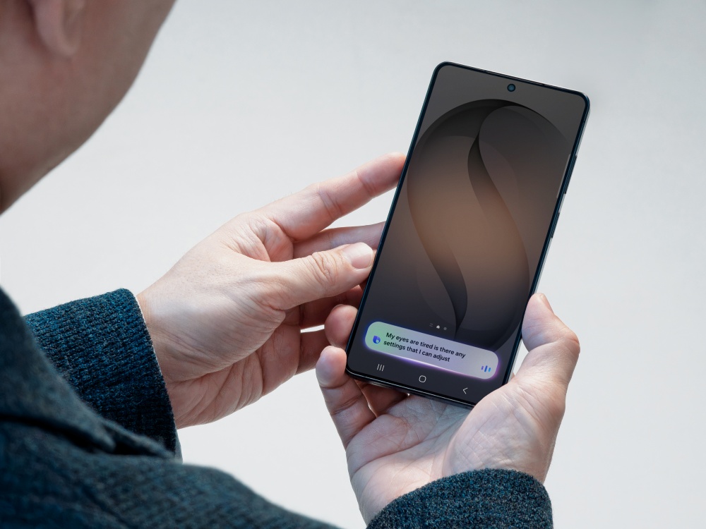 박지선 부사장이 눈의 피로를 줄이기 위해 어떤 기기 설정을 조정하면 되는지 빅스비에 자연어로 질문하고 있다.