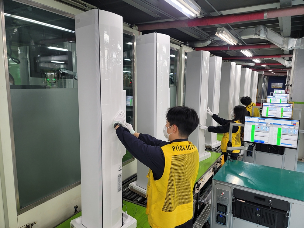 다가오는 더위로 급증하는 에어컨 수요에 신속히 대응하기 위해 에어컨 생산라인을 풀가동한 삼성전자.