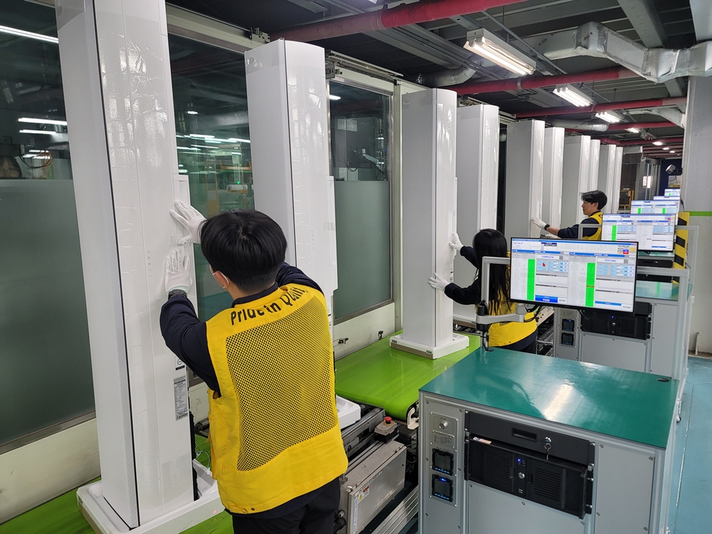 삼성전자가 다가오는 더위로 급증하는 에어컨 수요에 신속히 대응하기 위해 에어컨 생산라인을 풀가동 했다.