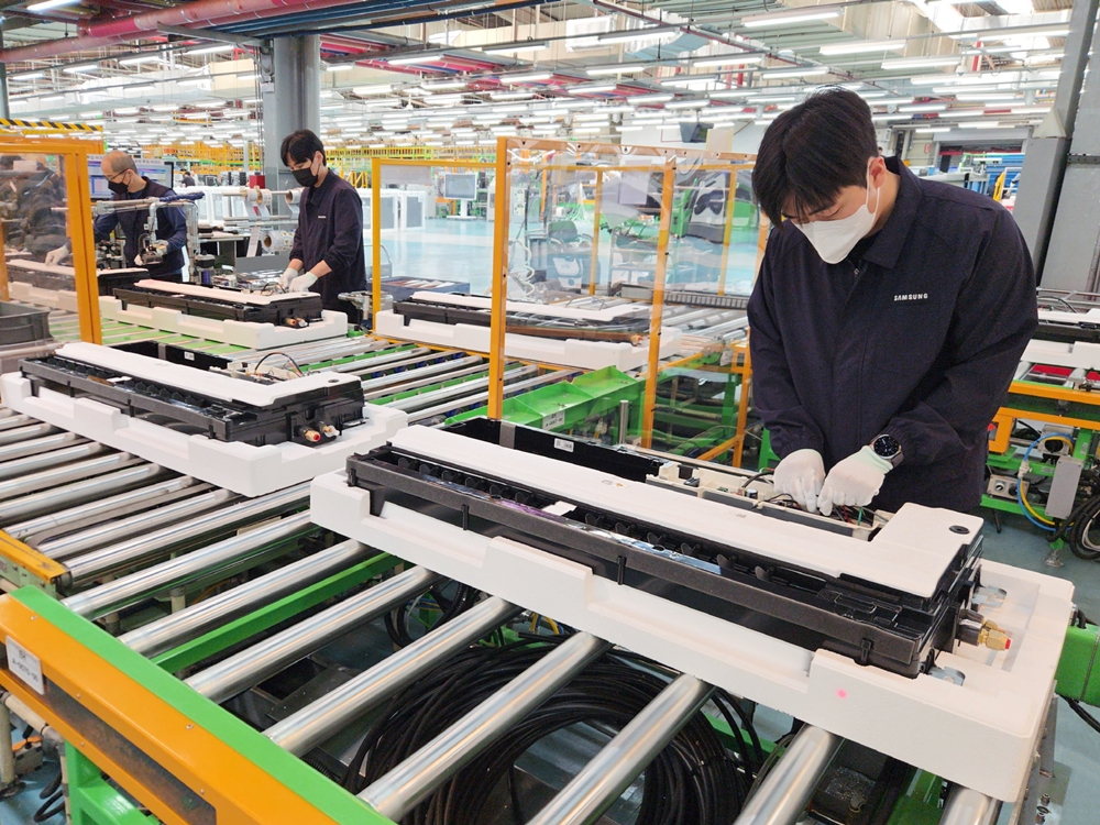 급증하는 에어컨 수요에 대응하기 위해 에어컨 생산라인을 풀가동한 모습.