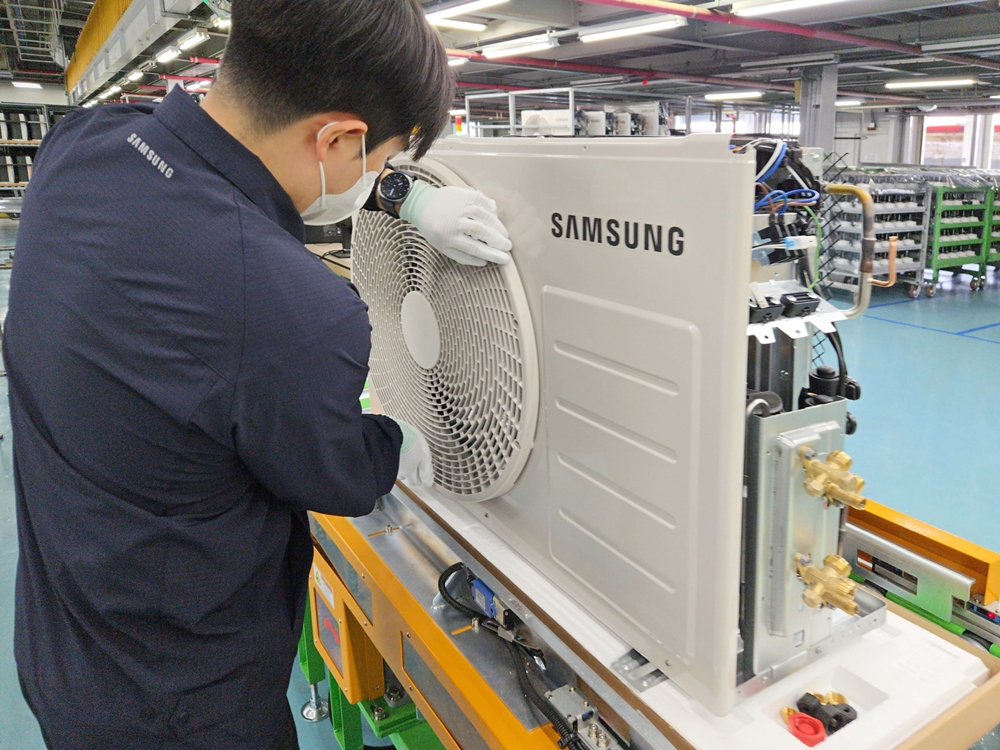 삼성전자가 급증하는 에어컨 수요에 신속히 대응하기 위해 에어컨 생산라인을 풀가동 했다.