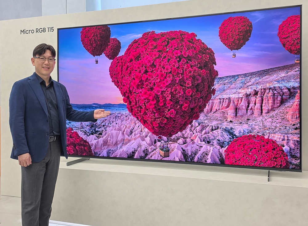  삼성전자 영상디스플레이사업부 용석우 사장이 '더 퍼스트룩 서울 2026' 행사에서 115형 '마이크로 RGB' TV를 소개하고 있다.