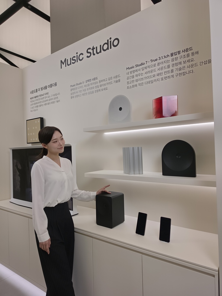 삼성전자 모델이 감각적인 디자인의 '뮤직 스튜디오 7'로 풍부한 사운드를 체험하고 있다.  