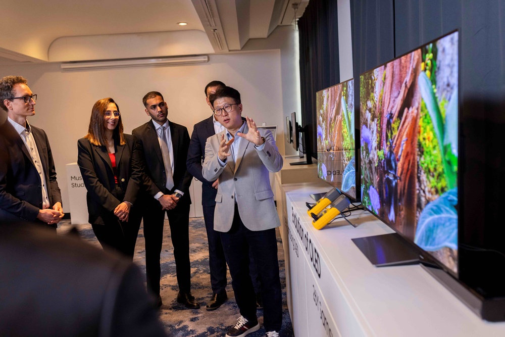 독일 프랑크푸르트에서 열린 삼성전자 '2026 유럽 테크세미나'에서 참석자들이 2026년형 OLED TV를 살펴보고 있다.