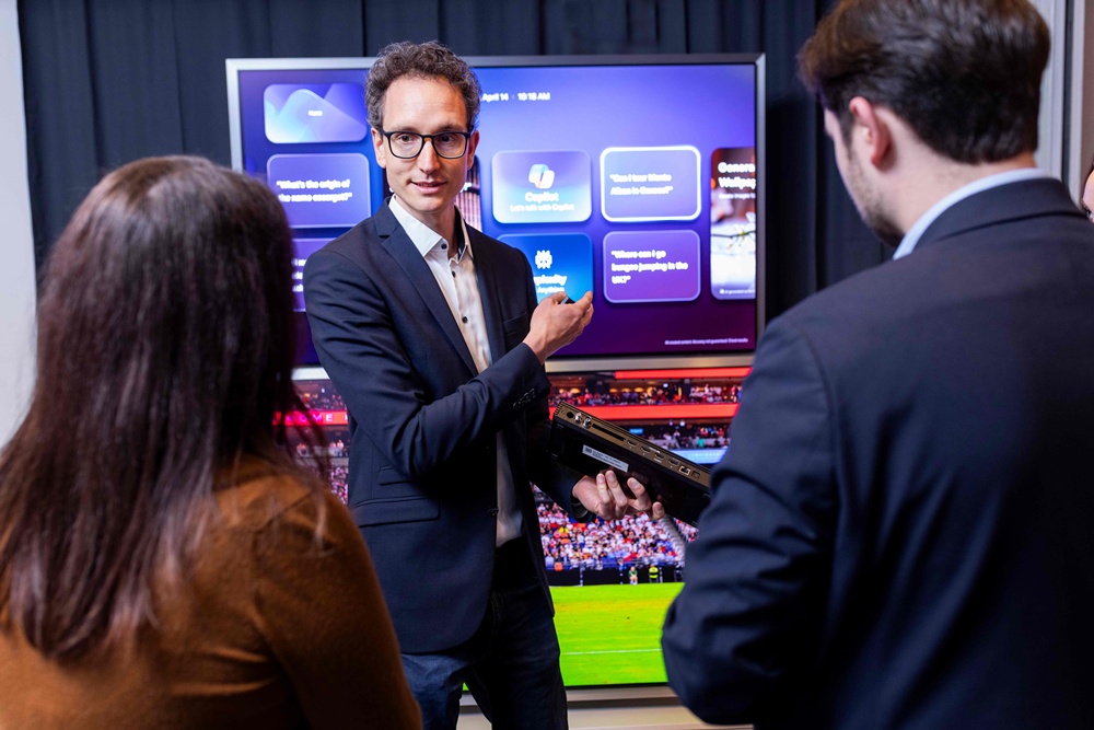 독일 프랑크푸르트에서 열린 삼성전자 '2026 유럽 테크세미나'에서 참석자들이 삼성전자 TV에 적용된 최신 AI 기술을 체험하고 있다. 