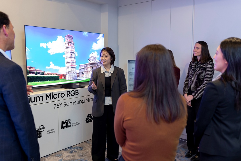 독일 프랑크푸르트에서 열린 삼성전자 '2026 유럽 테크세미나'에서 참석자들이 2026년형 마이크로 RGB 신제품을 살펴보고 있다. 