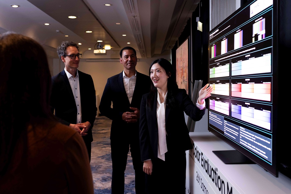 독일 프랑크푸르트에서 열린 삼성전자 '2026 유럽 테크세미나'에서 참석자들이 삼성전자의 차별화된 화질을 체험하고 있다.