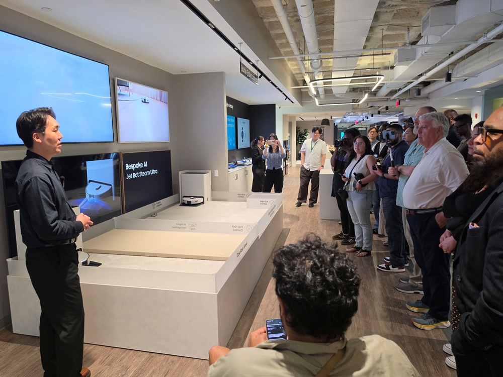 삼성전자의 가전 기술 세미나 '더 브리프 뉴욕(The Brief New York)'에 참여한 관람객들이 설명을 듣고 있다.