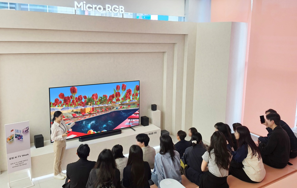 '삼성 AI TV 위크' 방문객들이 115형 '마이크로 RGB' TV의 대화면을 통해 압도적인 화질의 콘텐츠를 감상하고 있다.