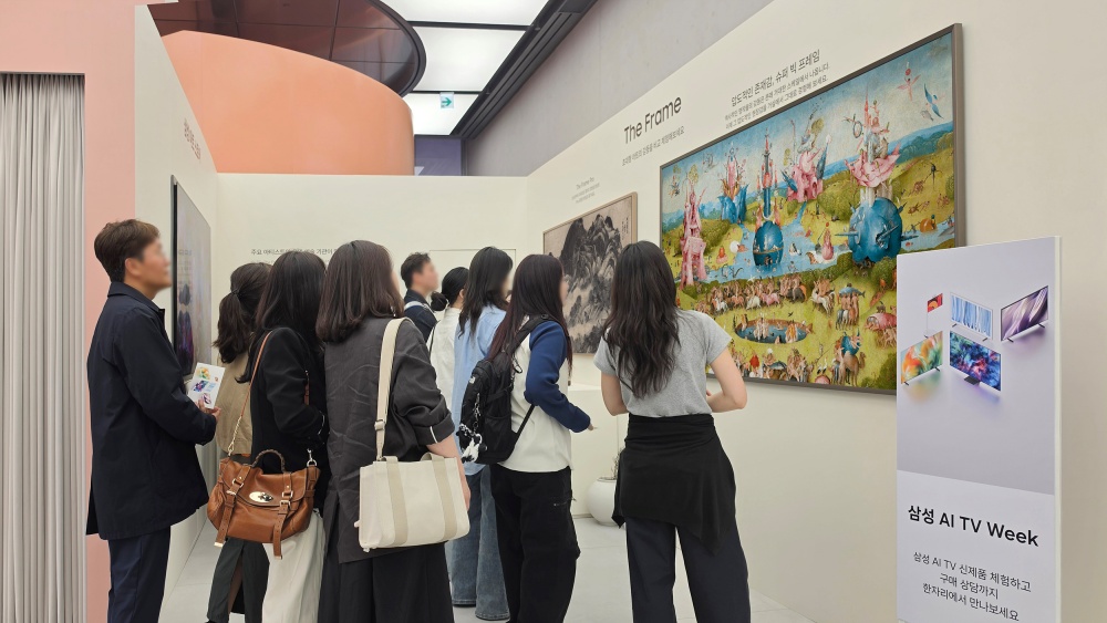'삼성 AI TV 위크' 방문객들이 2026년형 '더 프레임' TV로 세계적인 예술 작품을 선명한 화질로 감상하고 있다.