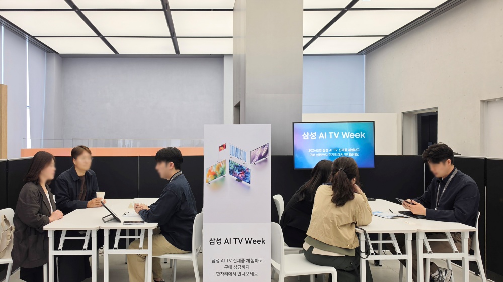 '삼성 AI TV 위크' 방문객들이 '혼수 상담소'에서 TV를 비롯한 신혼가전 특별 구매 혜택을 안내받고 있다.