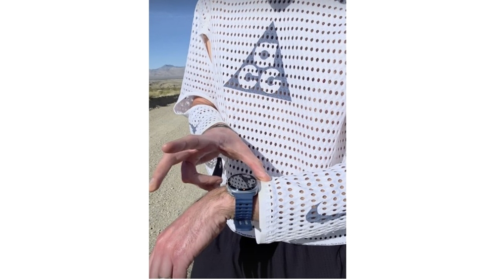 '갤럭시 워치 울트라'로 건강 지표를 측정하는 모습.