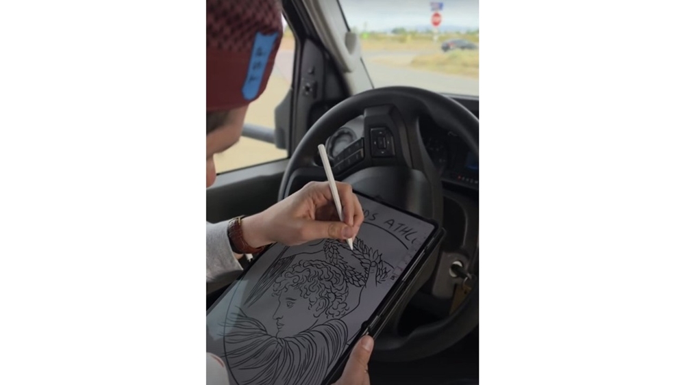 '갤럭시 탭 S11 울트라'로 소셜 미디어 콘텐츠를 제작하는 모습