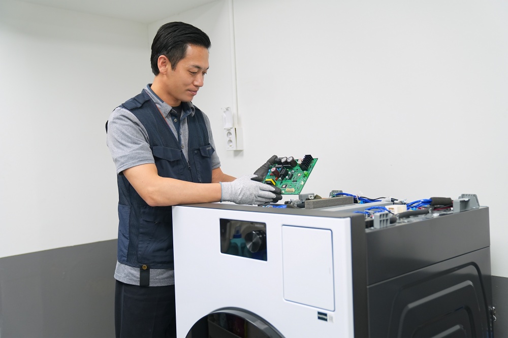 삼성전자서비스 엔지니어가 세탁기를 점검하는 모습