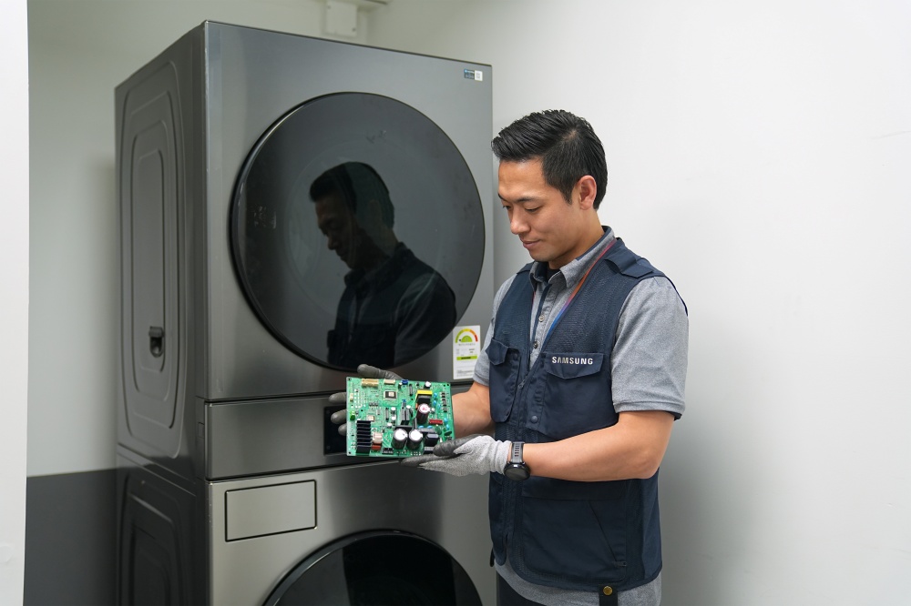 삼성전자서비스 엔지니어가 세탁기를 점검하는 모습