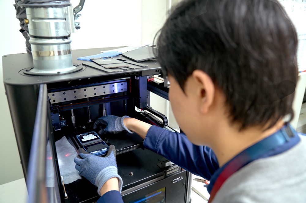 삼성전자서비스 엔지니어가 스마트폰 디스플레이 단품 수리를 제공하는 모습