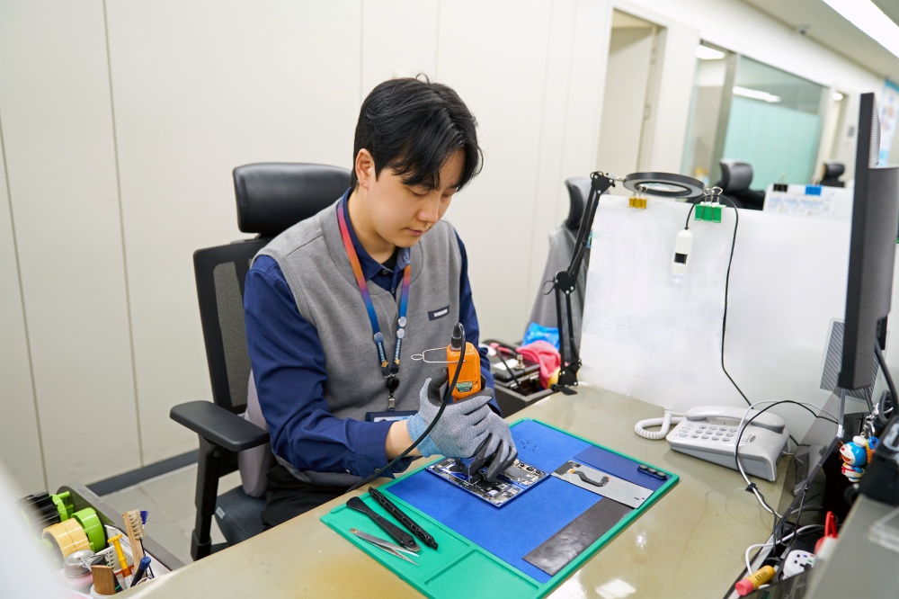 삼성전자서비스 엔지니어가 스마트폰 디스플레이 단품 수리를 제공하는 모습