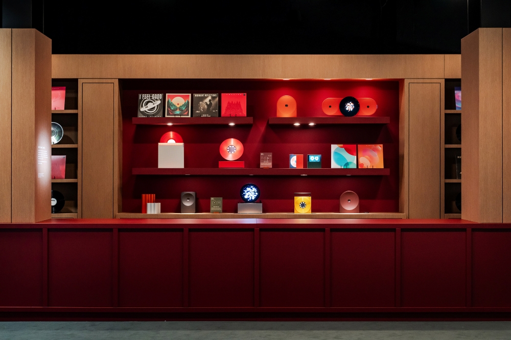 20일 이탈리아 밀라노에서 열린 '밀라노 디자인위크 2026'에 참가한 삼성전자 부스의 아날로그 감성을 디지털로 확장한 공간에서 사운드가 어우러져 하나의 하모니를 이루고 있다.