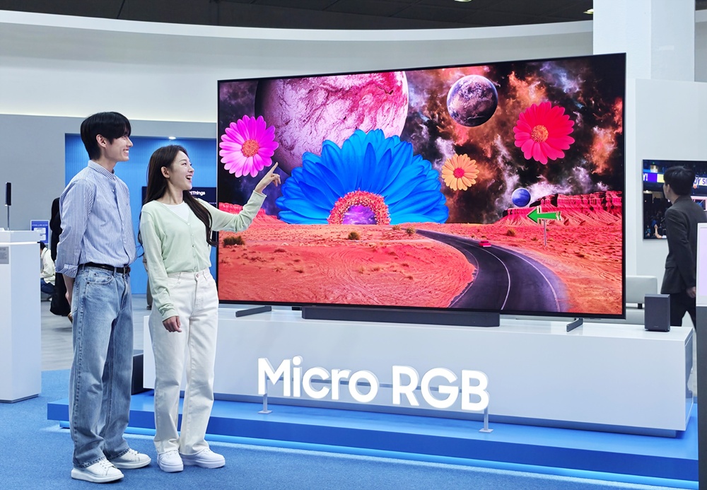 '2026 월드IT쇼' 삼성전자관에서 관람객들이 '마이크로 RGB'의 생생한 화질을 체험하고 있는 모습.